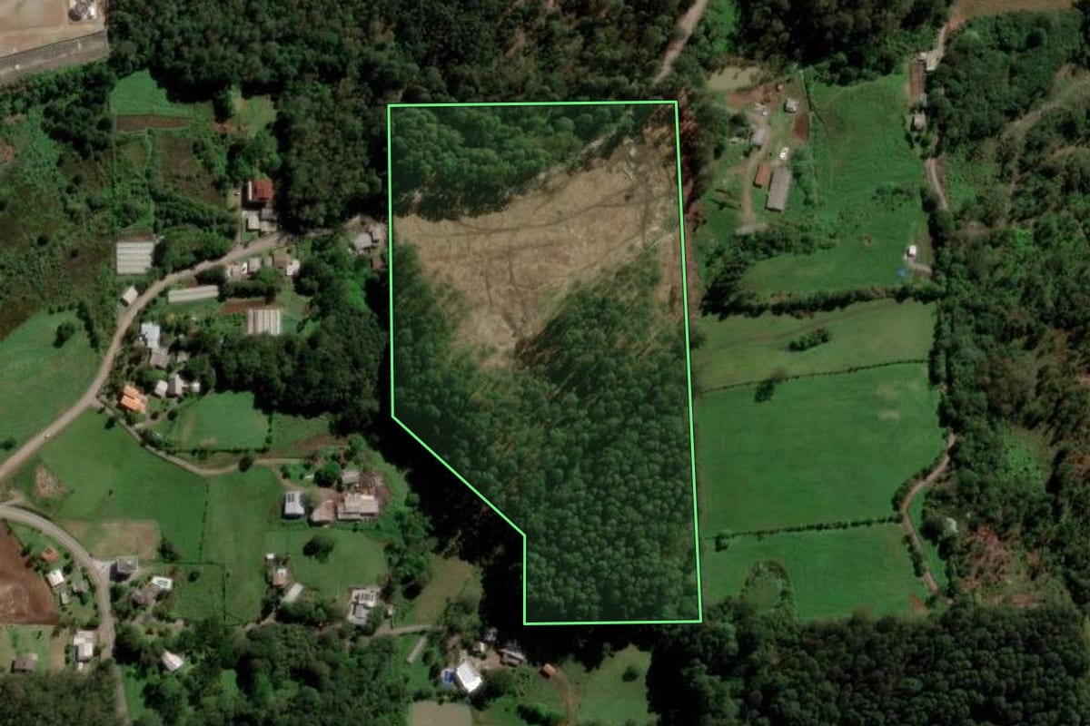 Imagem de satélite do imóvel rural em Caxias do Sul (RS), com o contorno declarado no CAR desenhado por cima.