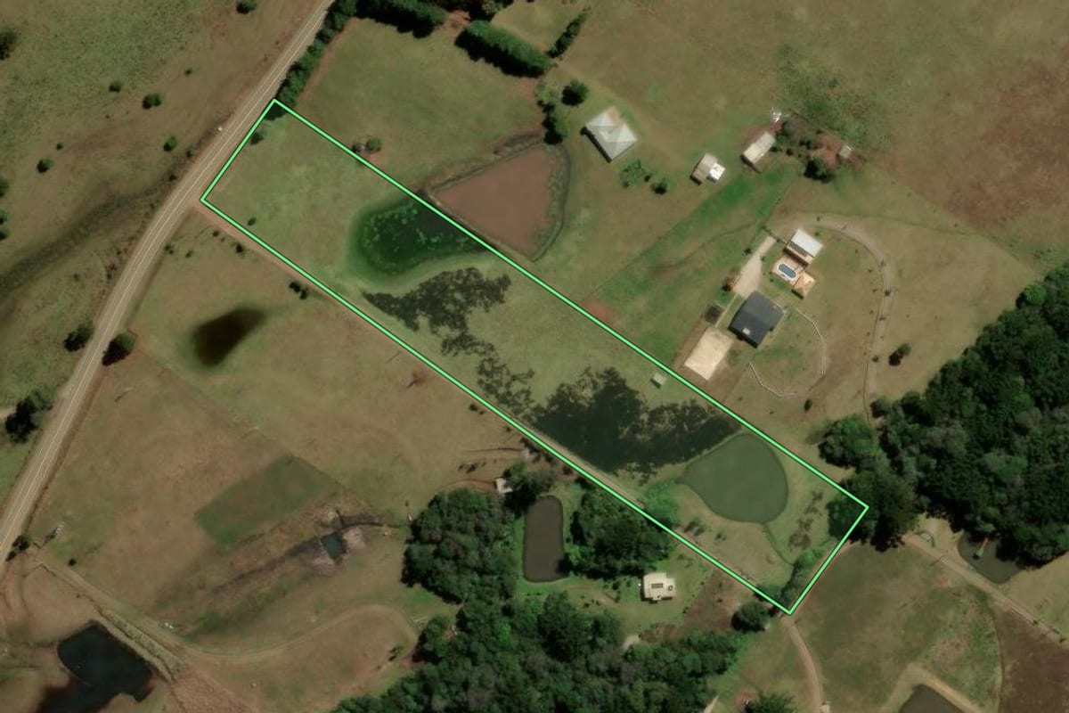 Imagem de satélite do imóvel rural em Caxias do Sul (RS), com o contorno declarado no CAR desenhado por cima.