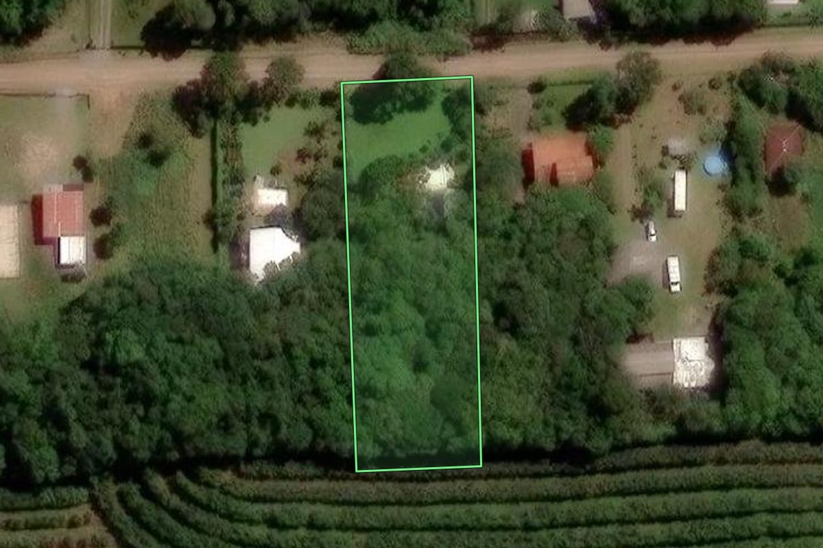 Imagem de satélite do imóvel rural em Caxias do Sul (RS), com o contorno declarado no CAR desenhado por cima.