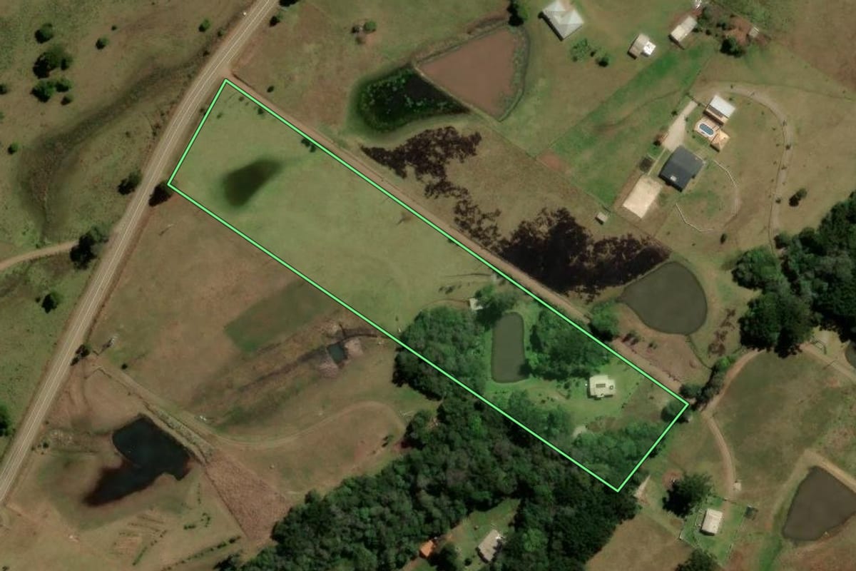 Imagem de satélite do imóvel rural em Caxias do Sul (RS), com o contorno declarado no CAR desenhado por cima.