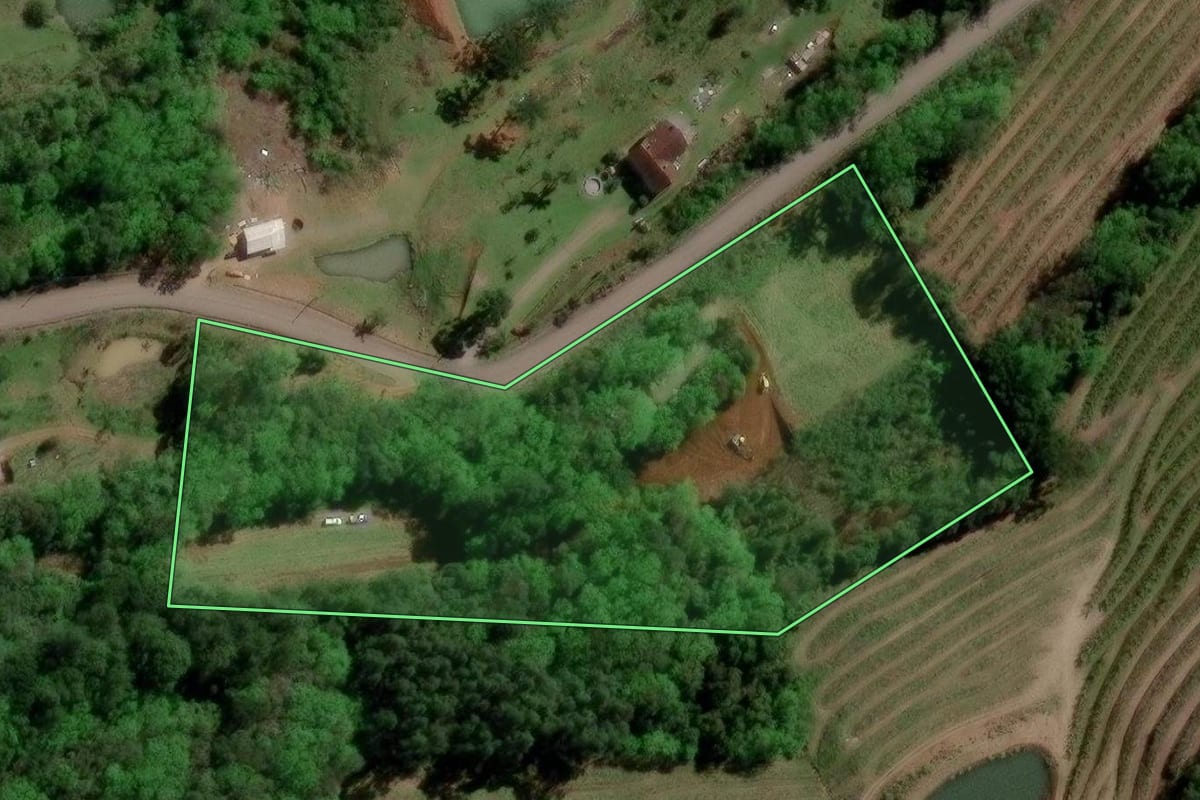 Imagem de satélite do imóvel rural em Caxias do Sul (RS), com o contorno declarado no CAR desenhado por cima.