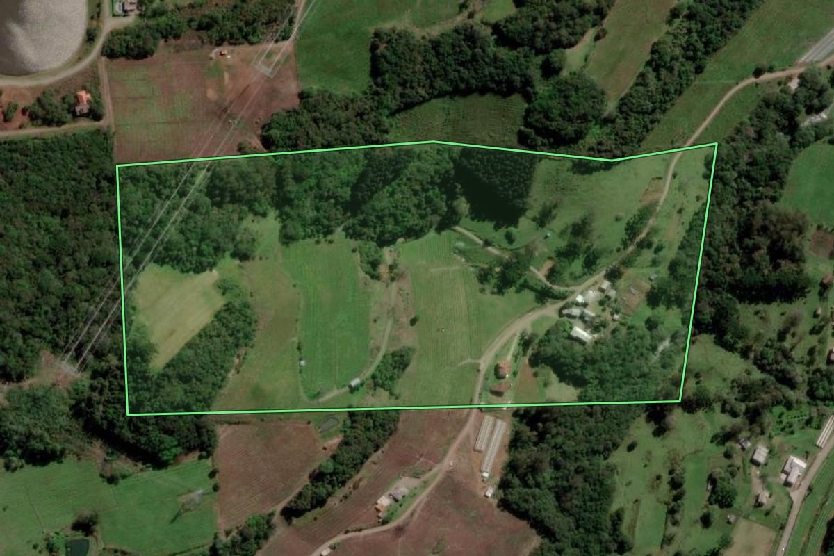 Imagem de satélite do imóvel rural em Caxias do Sul (RS), com o contorno declarado no CAR desenhado por cima.