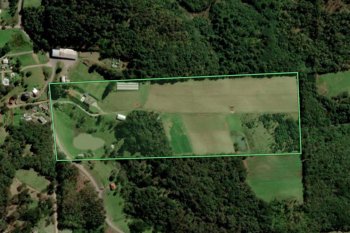 Imagem de satélite do imóvel rural em Caxias do Sul (RS), com o contorno declarado no CAR desenhado por cima.