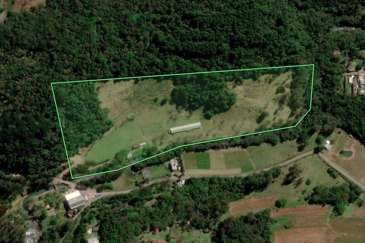 Imagem de satélite do imóvel rural em Caxias do Sul (RS), com o contorno declarado no CAR desenhado por cima.