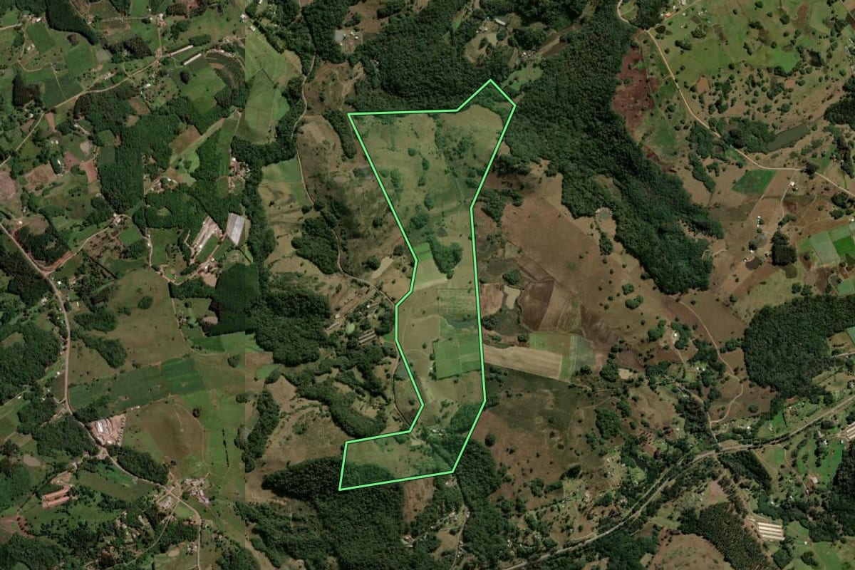 Imagem de satélite do imóvel rural em Caxias do Sul (RS), com o contorno declarado no CAR desenhado por cima.