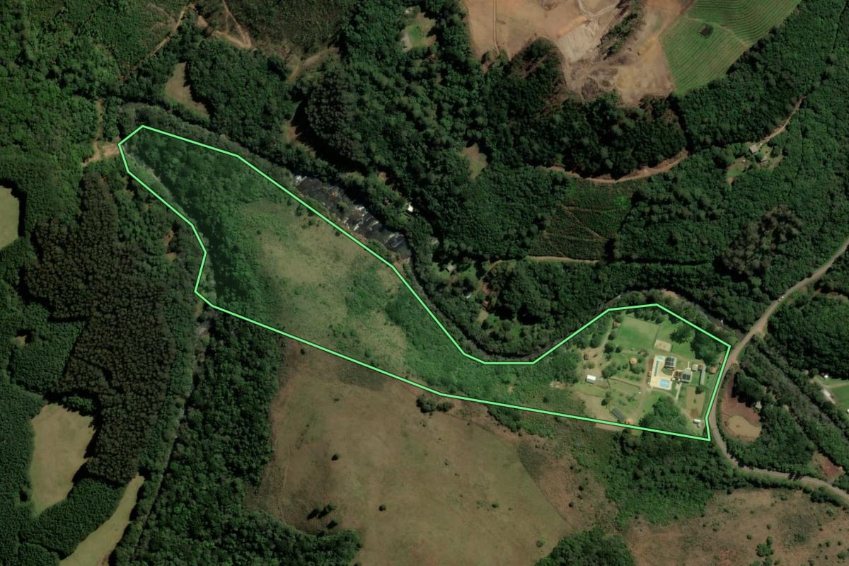 Imagem de satélite do imóvel rural em Caxias do Sul (RS), com o contorno declarado no CAR desenhado por cima.