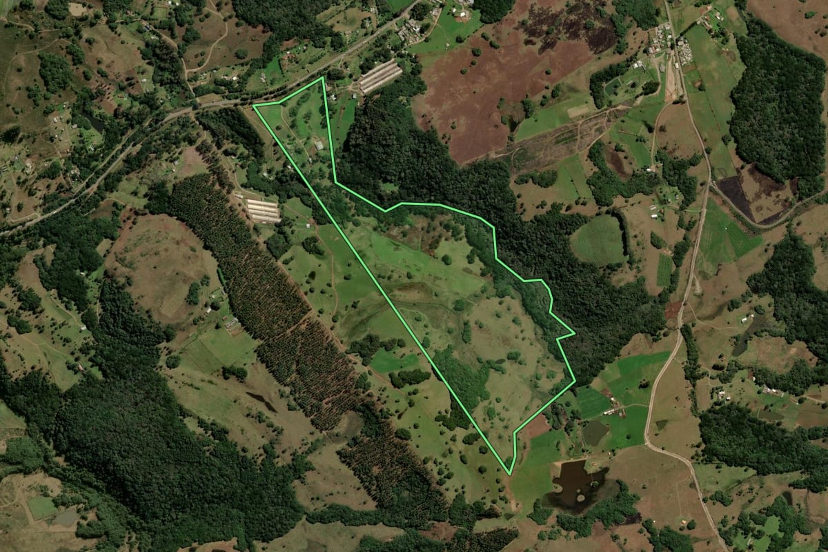 Imagem de satélite do imóvel rural em Caxias do Sul (RS), com o contorno declarado no CAR desenhado por cima.