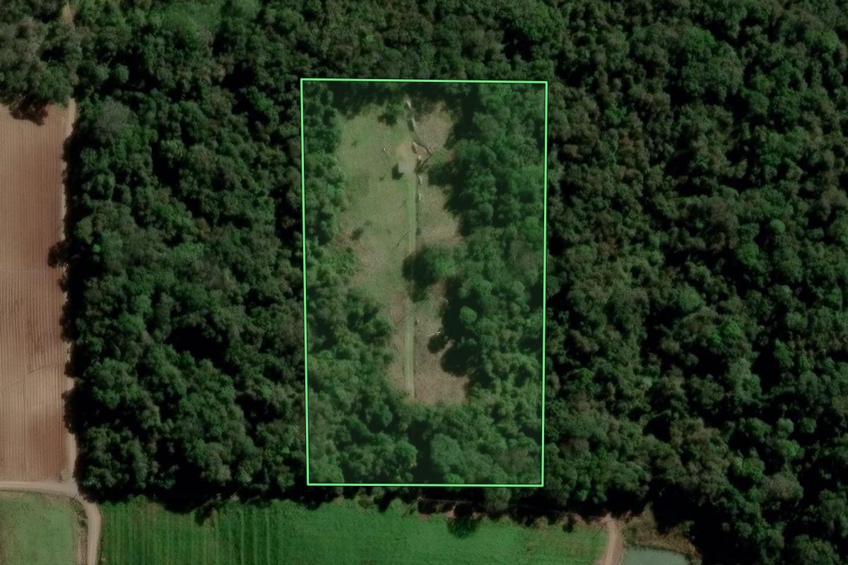 Imagem de satélite do imóvel rural em Caxias do Sul (RS), com o contorno declarado no CAR desenhado por cima.