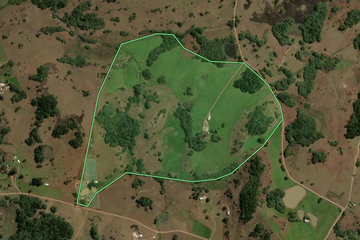Imagem de satélite do imóvel rural em Caxias do Sul (RS), com o contorno declarado no CAR desenhado por cima.