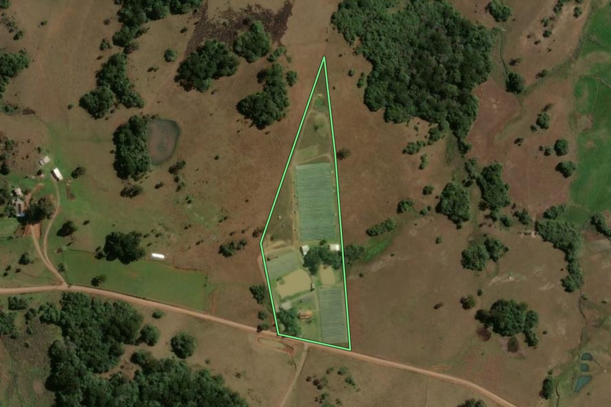 Imagem de satélite do imóvel rural em Caxias do Sul (RS), com o contorno declarado no CAR desenhado por cima.