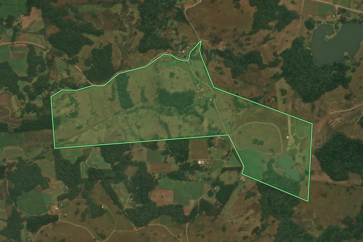 Imagem de satélite do imóvel rural em Caxias do Sul (RS), com o contorno declarado no CAR desenhado por cima.