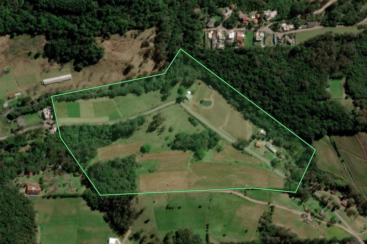 Imagem de satélite do imóvel rural em Caxias do Sul (RS), com o contorno declarado no CAR desenhado por cima.