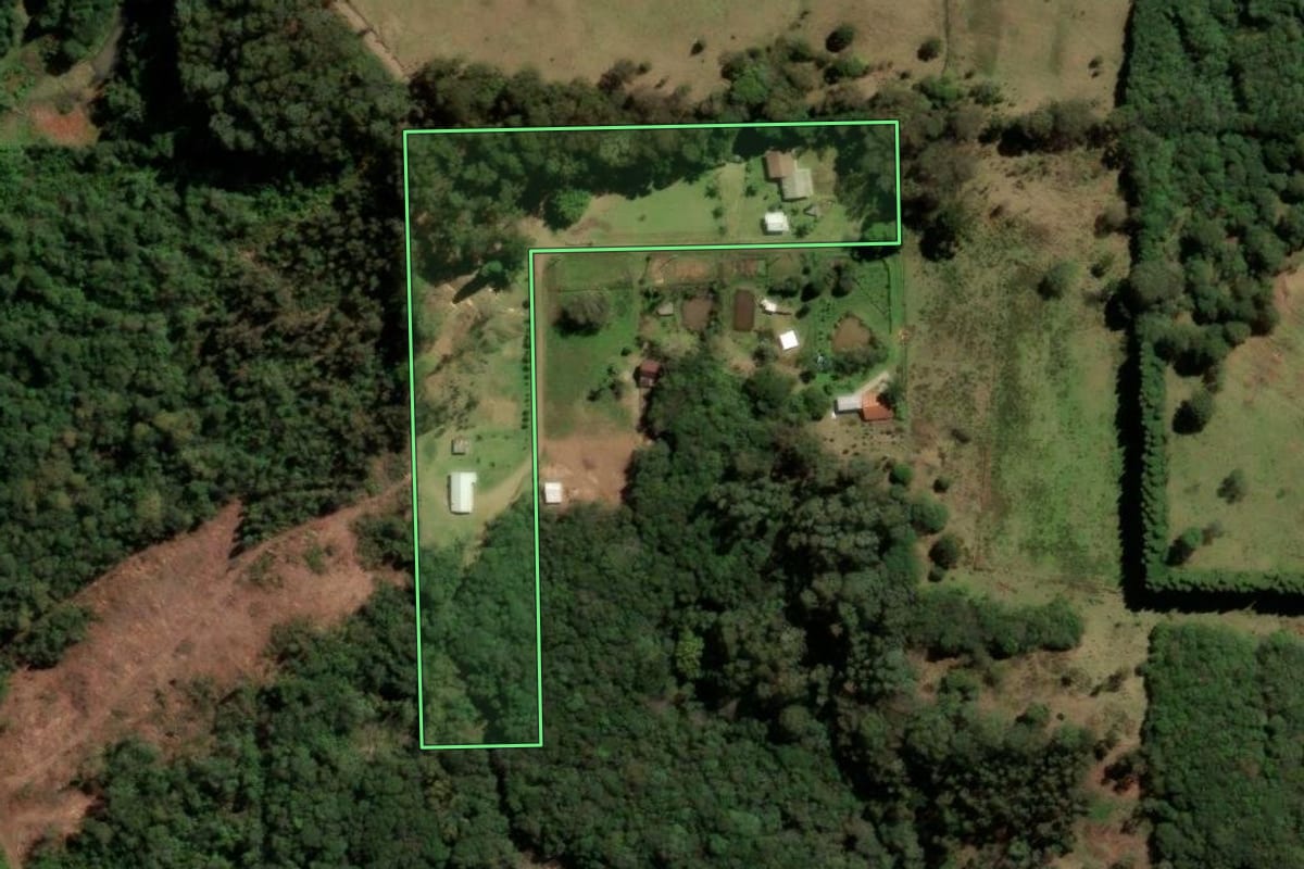 Imagem de satélite do imóvel rural em Caxias do Sul (RS), com o contorno declarado no CAR desenhado por cima.