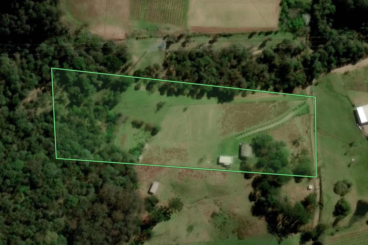 Imagem de satélite do imóvel rural em Caxias do Sul (RS), com o contorno declarado no CAR desenhado por cima.