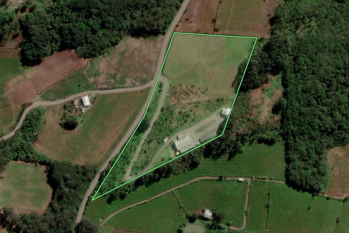 Imagem de satélite do imóvel rural em Caxias do Sul (RS), com o contorno declarado no CAR desenhado por cima.