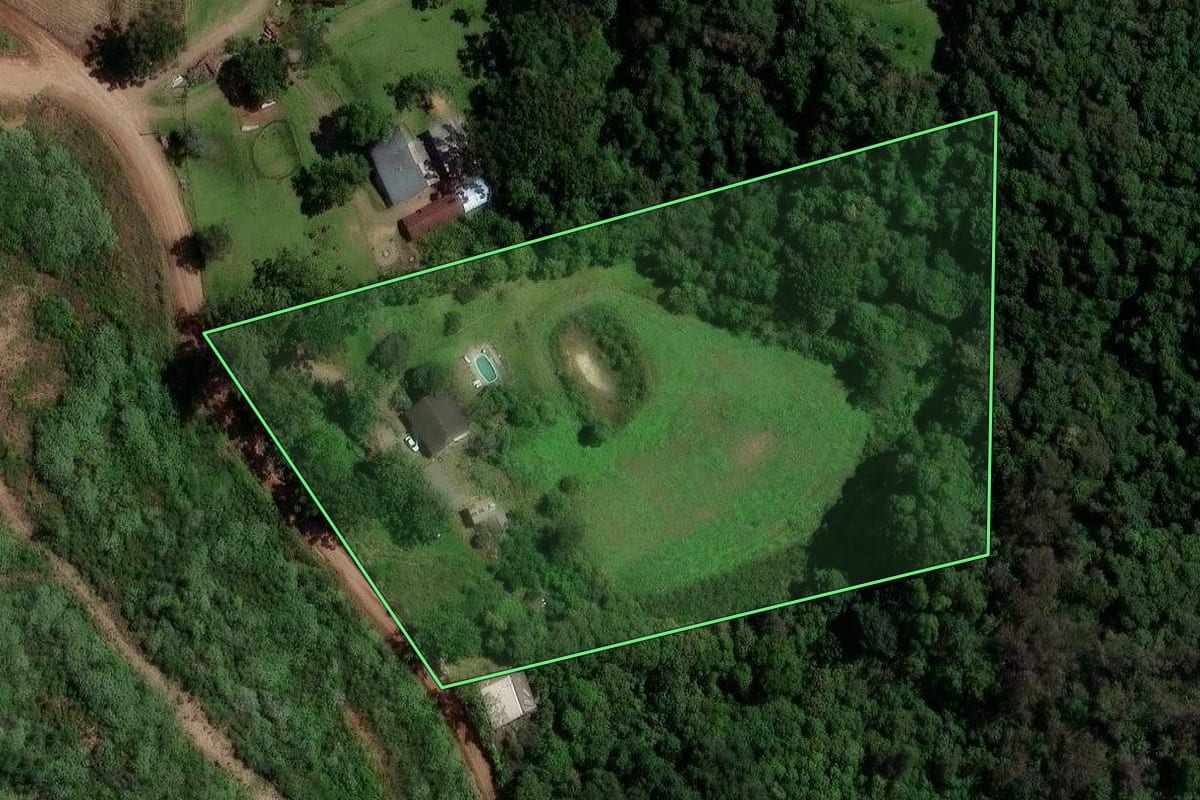 Imagem de satélite do imóvel rural em Caxias do Sul (RS), com o contorno declarado no CAR desenhado por cima.