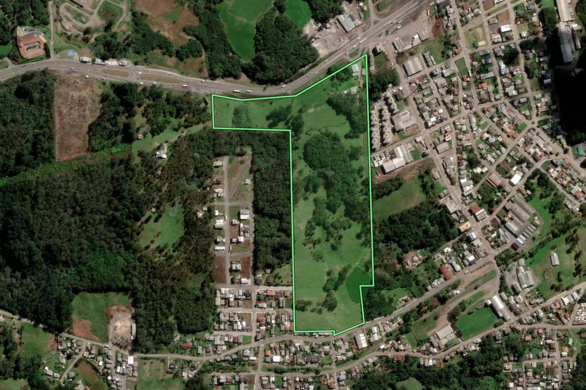 Imagem de satélite do imóvel rural em Caxias do Sul (RS), com o contorno declarado no CAR desenhado por cima.
