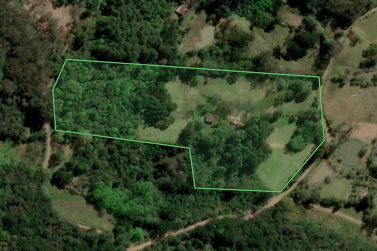 Imagem de satélite do imóvel rural em Caxias do Sul (RS), com o contorno declarado no CAR desenhado por cima.
