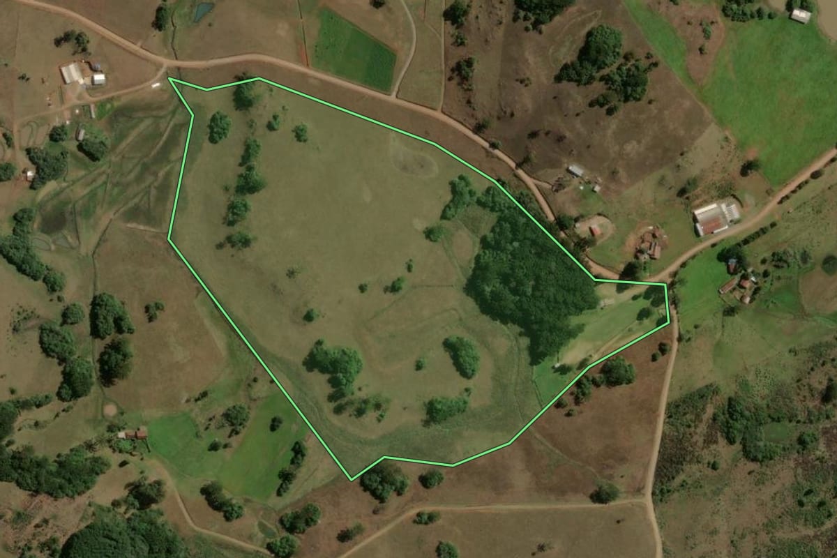 Imagem de satélite do imóvel rural em Caxias do Sul (RS), com o contorno declarado no CAR desenhado por cima.
