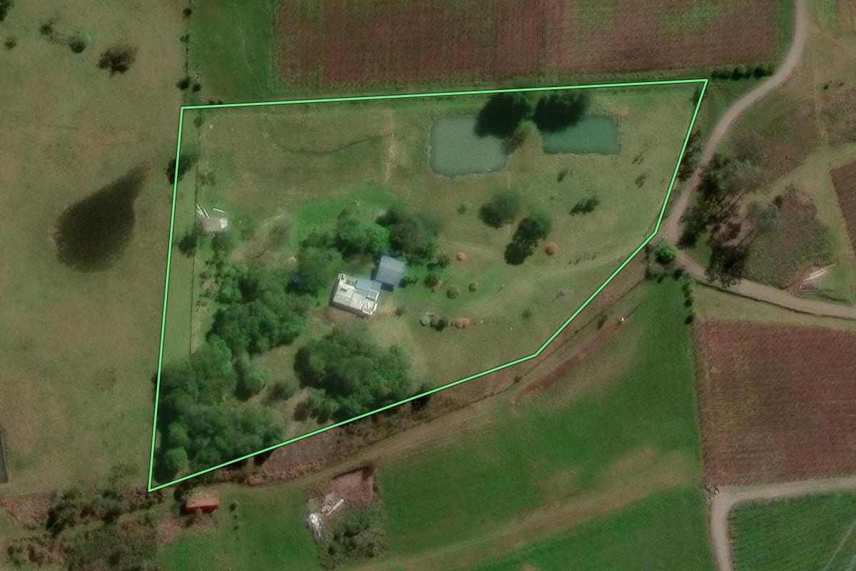 Imagem de satélite do imóvel rural em Caxias do Sul (RS), com o contorno declarado no CAR desenhado por cima.