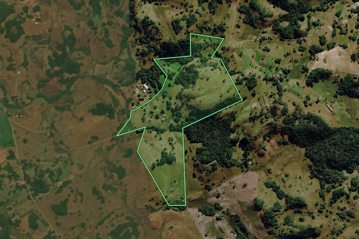 Imagem de satélite do imóvel rural em Caxias do Sul (RS), com o contorno declarado no CAR desenhado por cima.