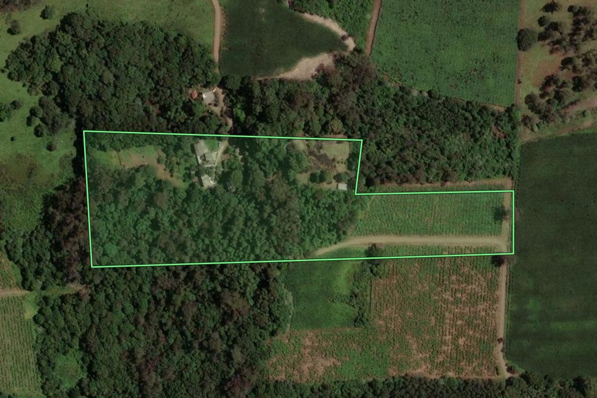 Imagem de satélite do imóvel rural em Caxias do Sul (RS), com o contorno declarado no CAR desenhado por cima.