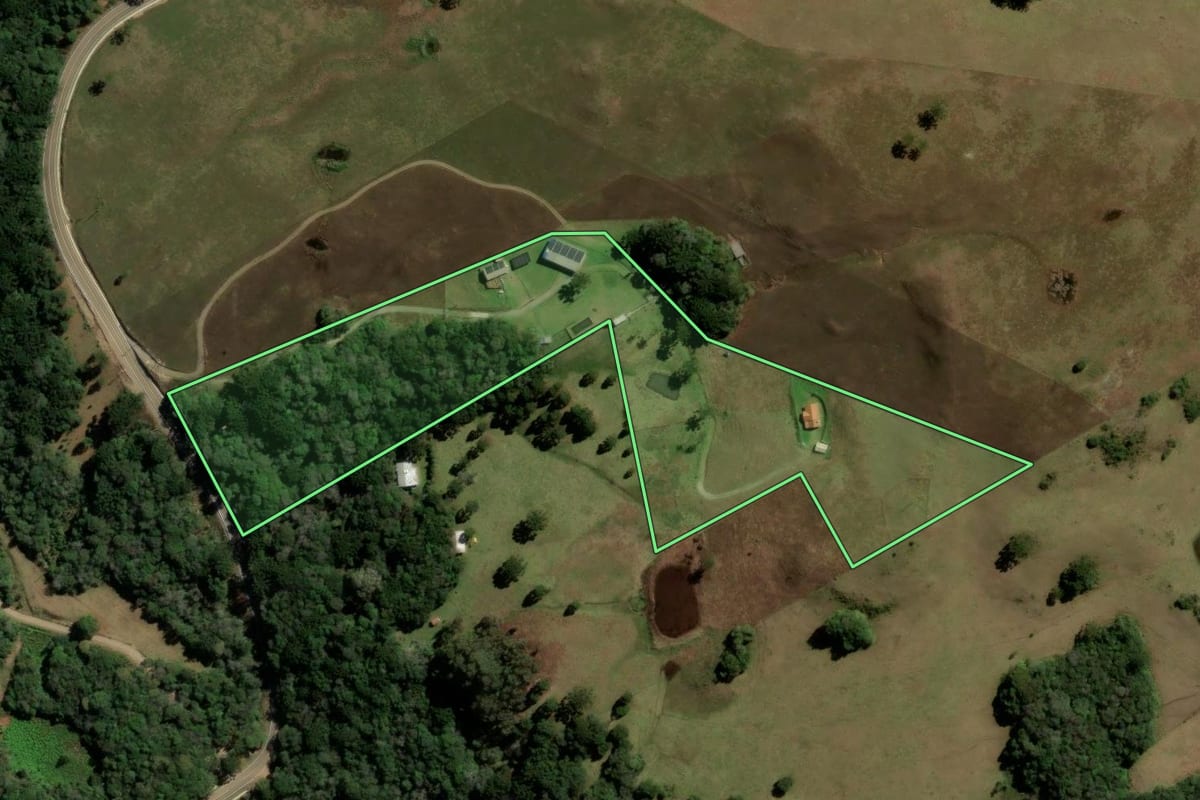 Imagem de satélite do imóvel rural em Caxias do Sul (RS), com o contorno declarado no CAR desenhado por cima.