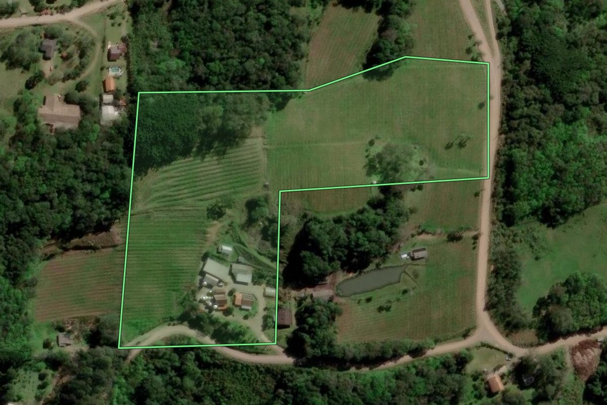 Imagem de satélite do imóvel rural em Caxias do Sul (RS), com o contorno declarado no CAR desenhado por cima.