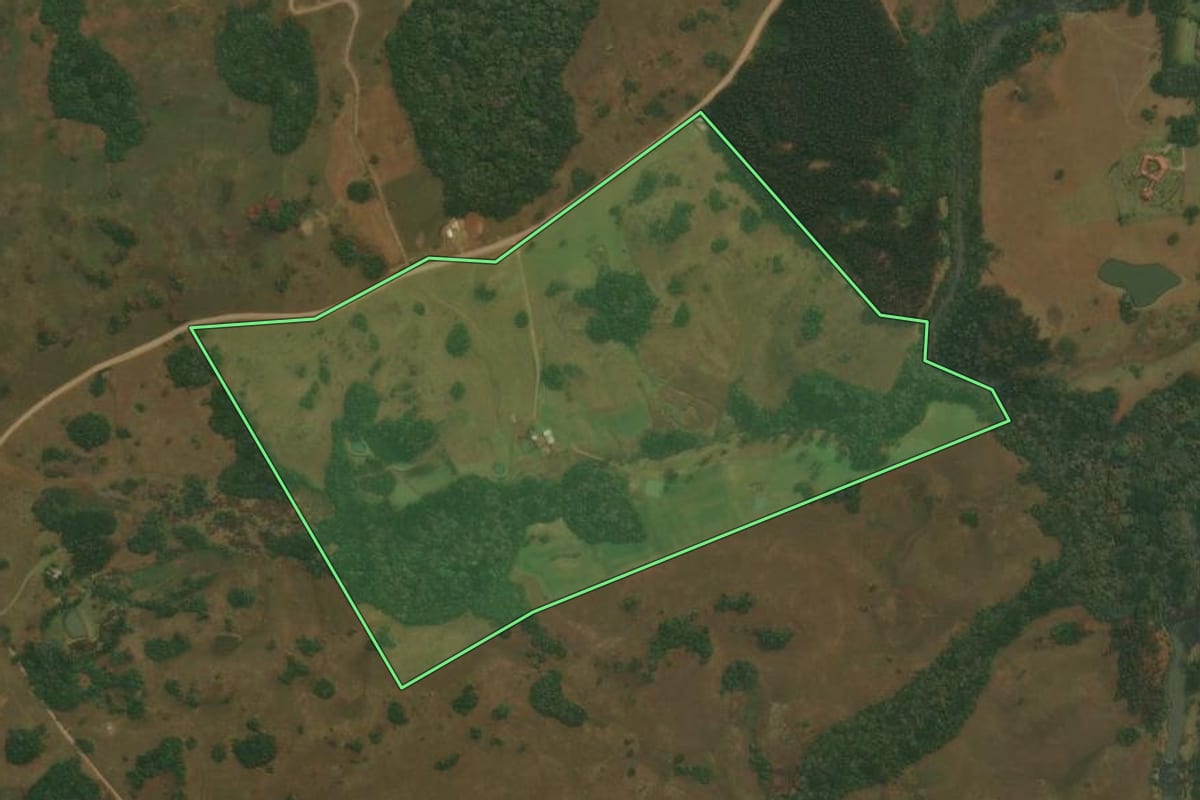 Imagem de satélite do imóvel rural em Caxias do Sul (RS), com o contorno declarado no CAR desenhado por cima.