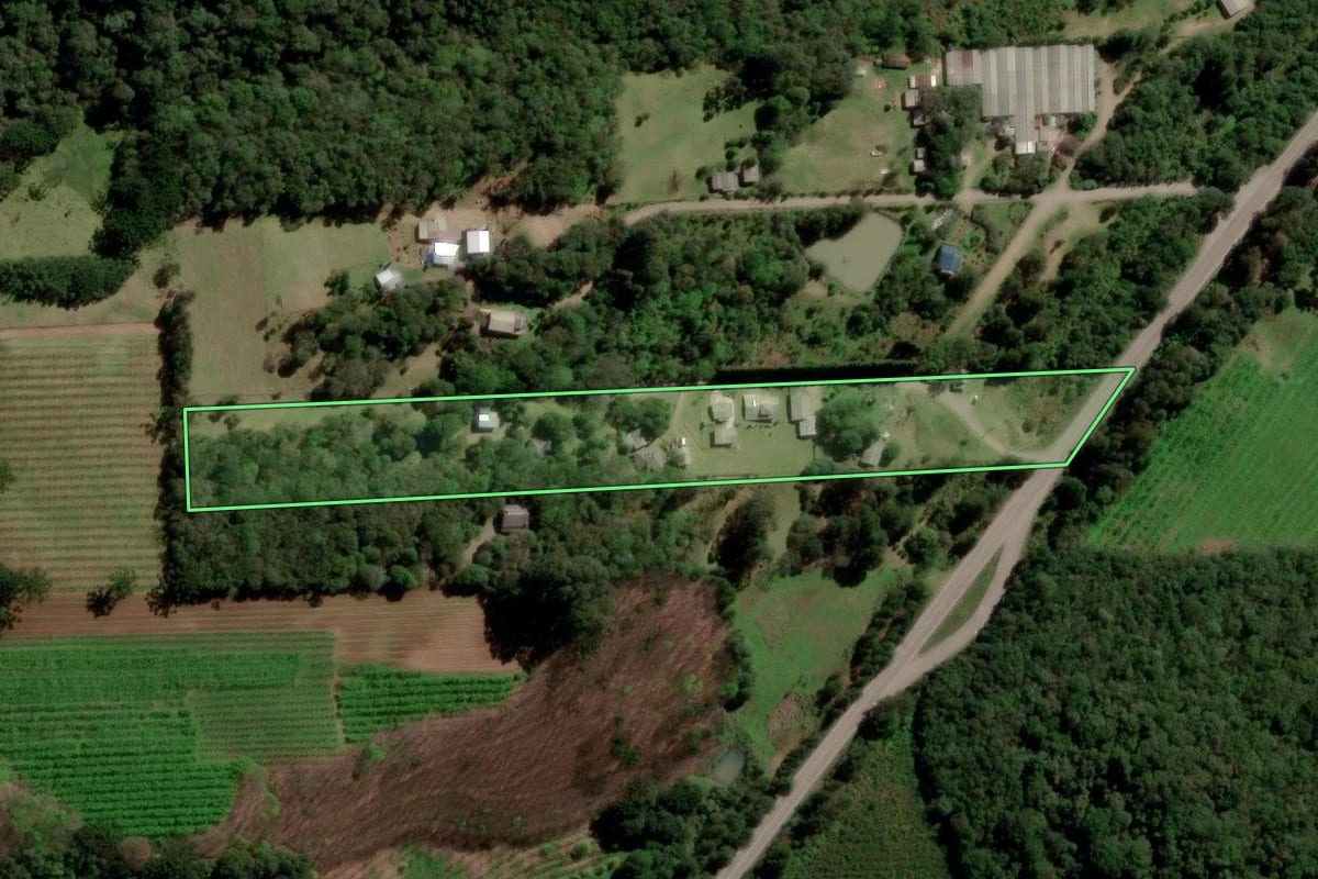 Imagem de satélite do imóvel rural em Caxias do Sul (RS), com o contorno declarado no CAR desenhado por cima.
