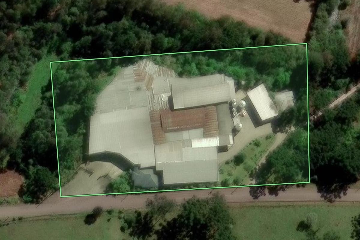 Imagem de satélite do imóvel rural em Caxias do Sul (RS), com o contorno declarado no CAR desenhado por cima.