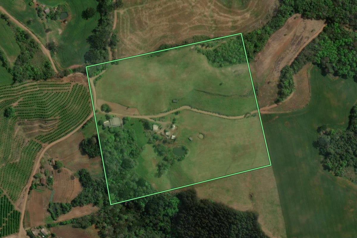Imagem de satélite do imóvel rural em Centenário (RS), com o contorno declarado no CAR desenhado por cima.
