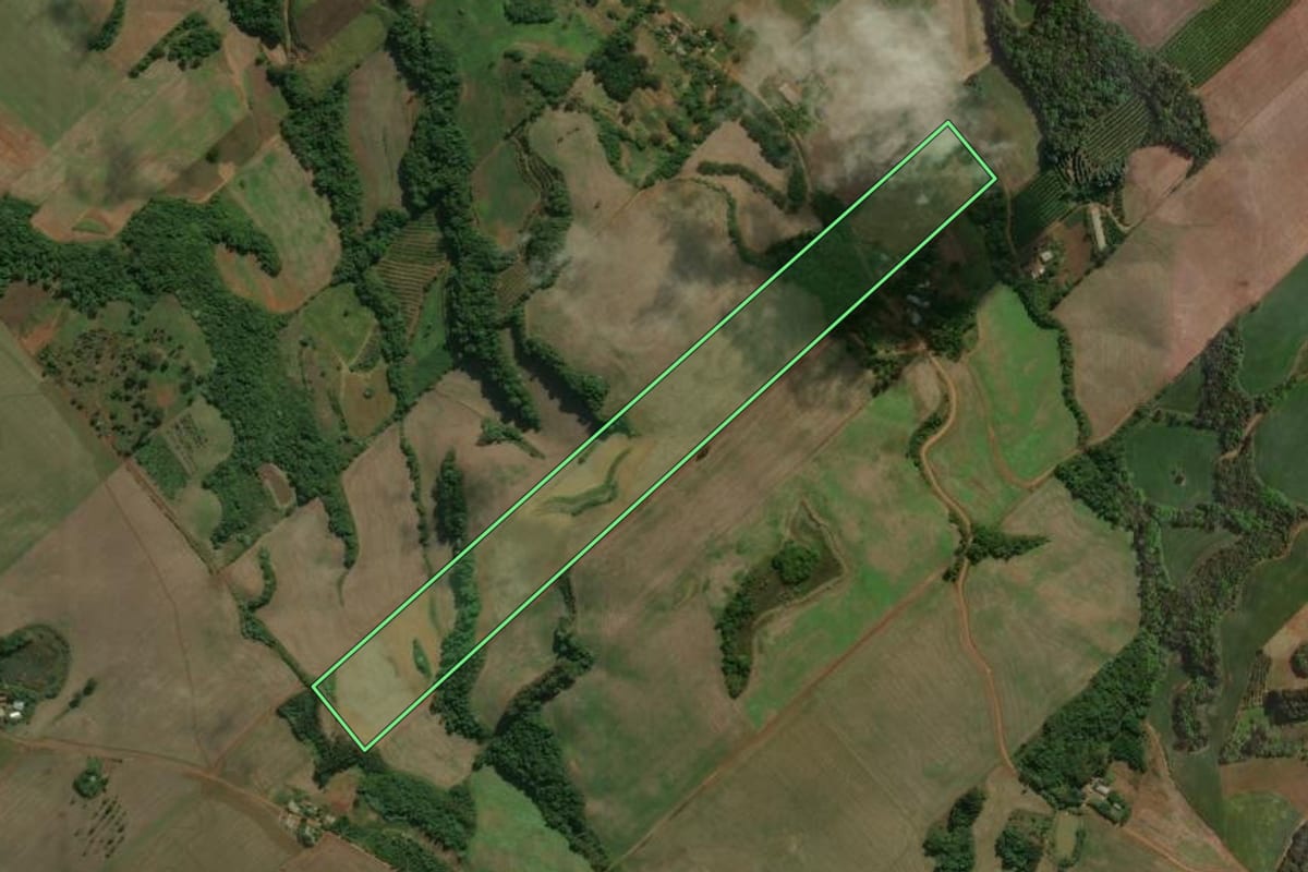 Imagem de satélite do imóvel rural em Centenário (RS), com o contorno declarado no CAR desenhado por cima.