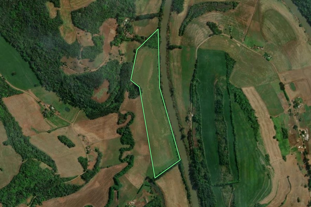 Imagem de satélite do imóvel rural em Centenário (RS), com o contorno declarado no CAR desenhado por cima.
