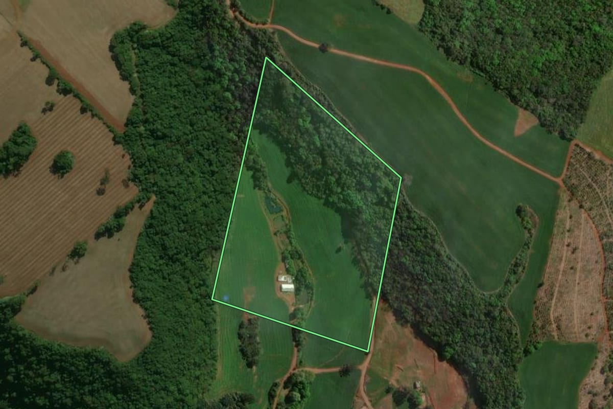 Imagem de satélite do imóvel rural em Centenário (RS), com o contorno declarado no CAR desenhado por cima.