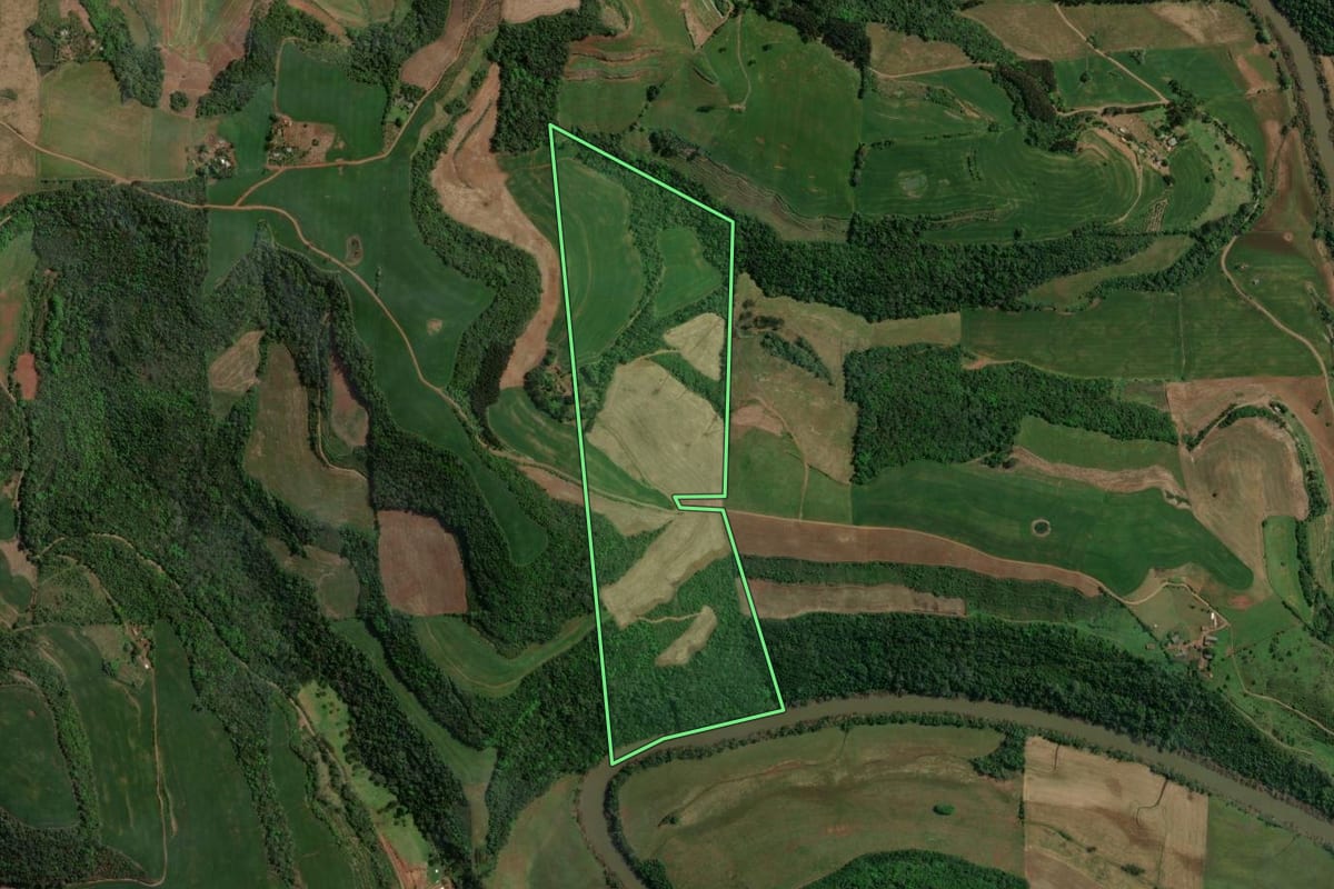 Imagem de satélite do imóvel rural em Centenário (RS), com o contorno declarado no CAR desenhado por cima.