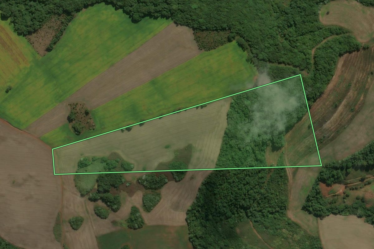 Imagem de satélite do imóvel rural em Centenário (RS), com o contorno declarado no CAR desenhado por cima.