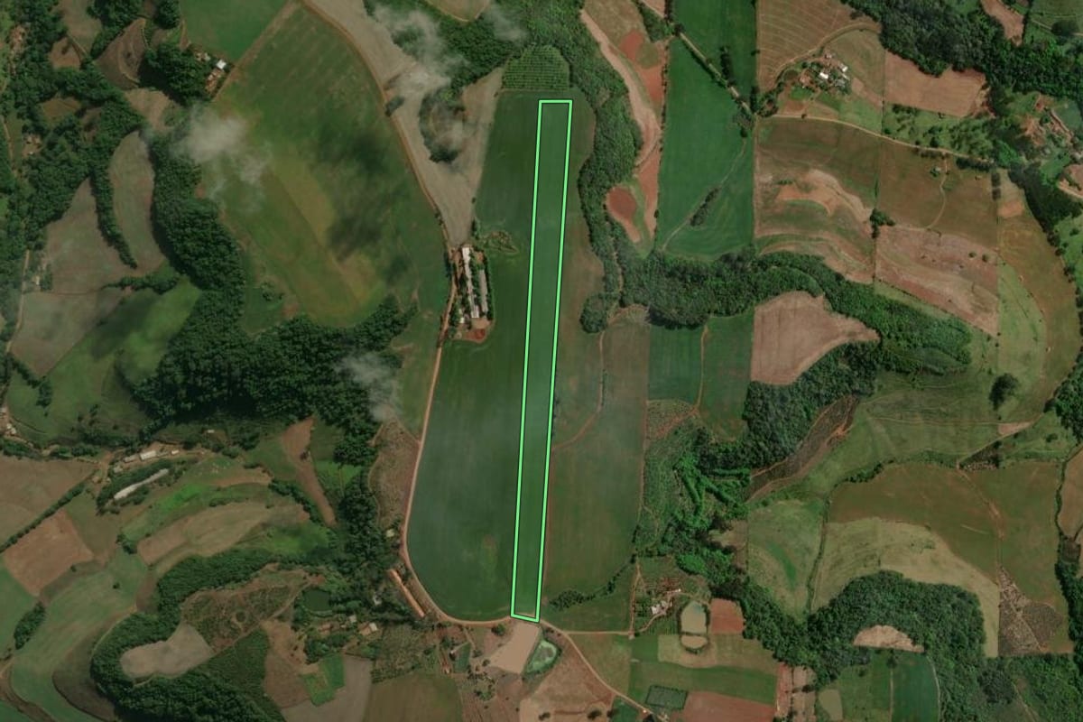 Imagem de satélite do imóvel rural em Centenário (RS), com o contorno declarado no CAR desenhado por cima.