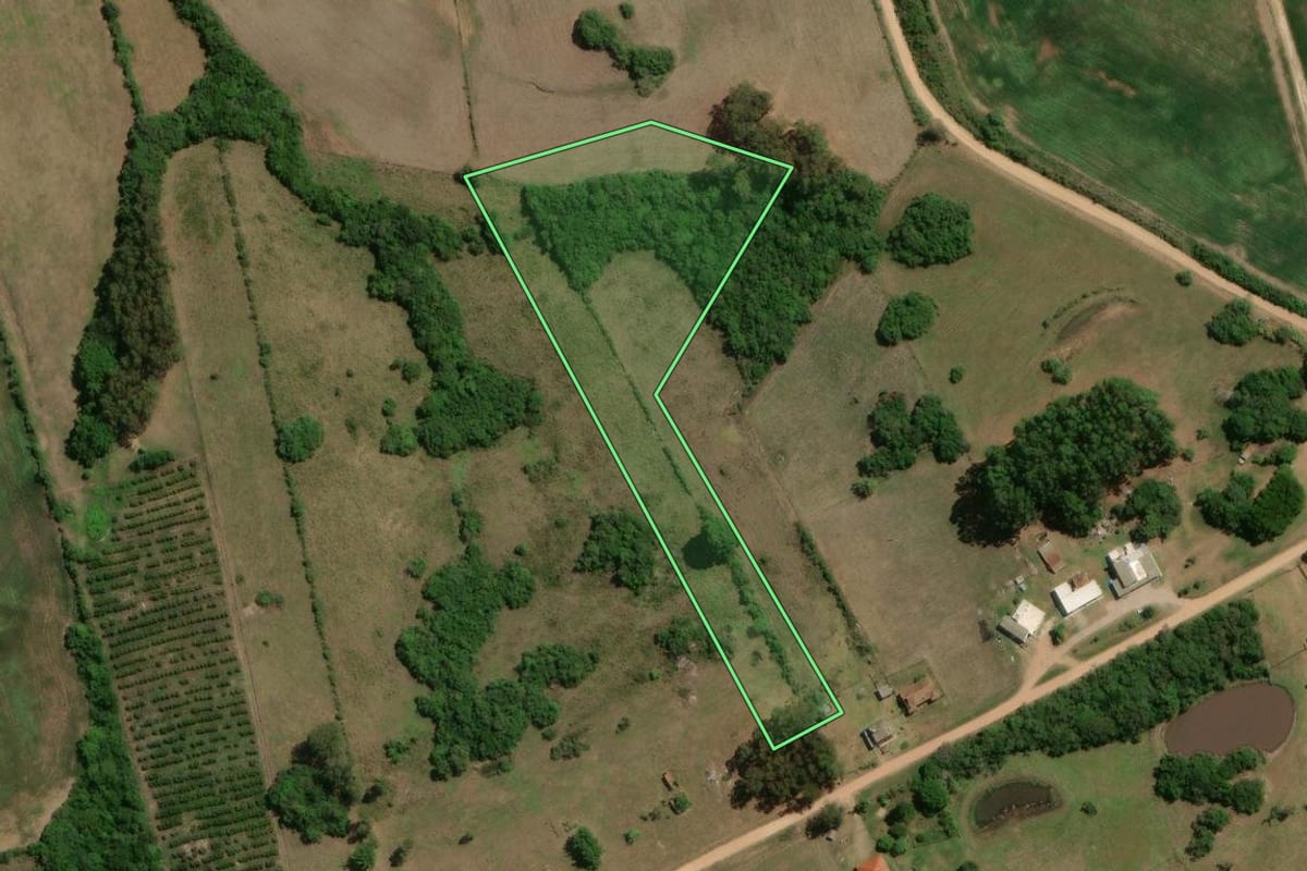 Imagem de satélite do imóvel rural em Cerrito (RS), com o contorno declarado no CAR desenhado por cima.
