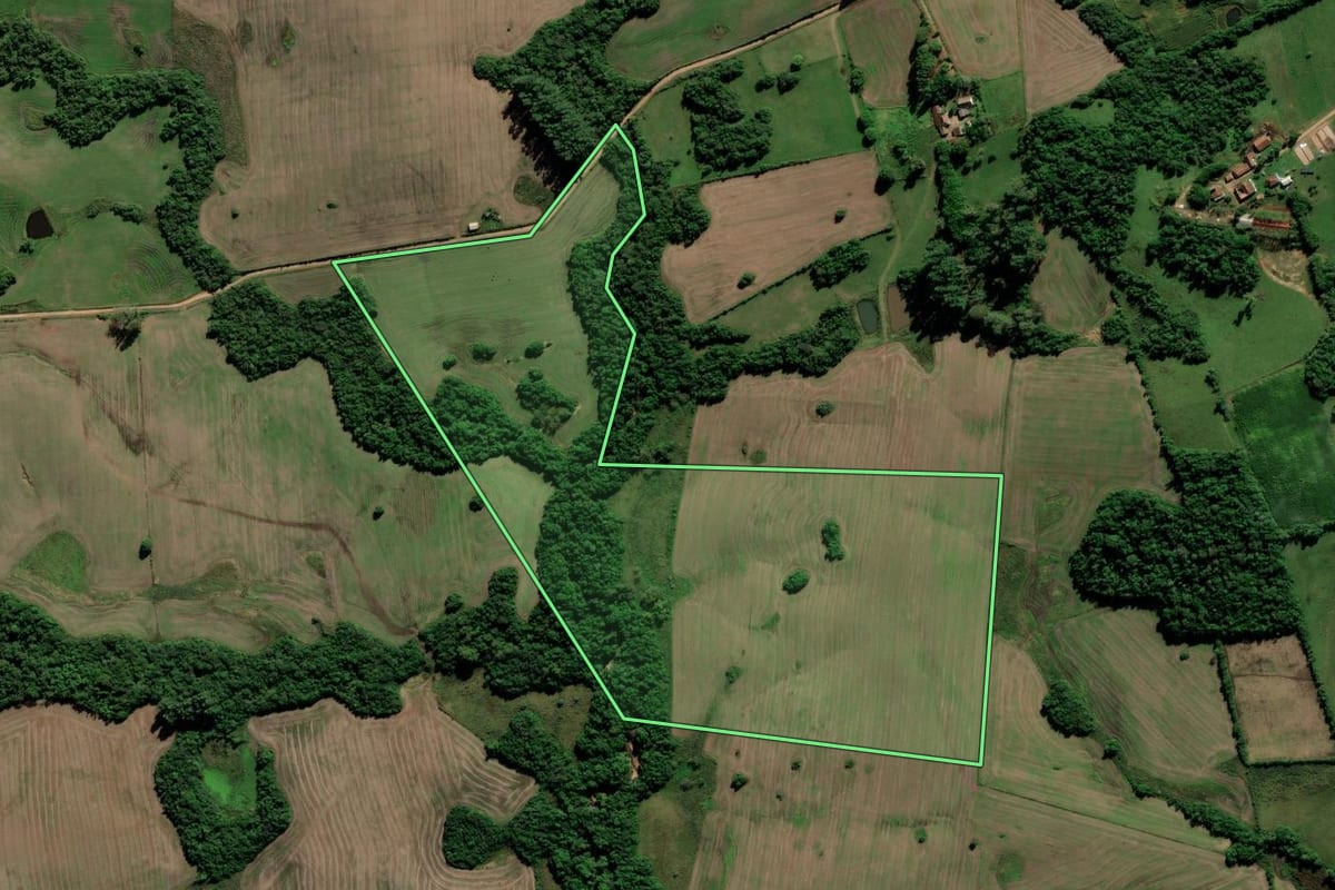 Imagem de satélite do imóvel rural em Cerrito (RS), com o contorno declarado no CAR desenhado por cima.