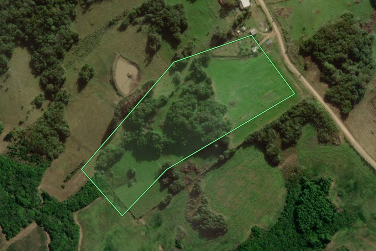 Imagem de satélite do imóvel rural em Cerrito (RS), com o contorno declarado no CAR desenhado por cima.
