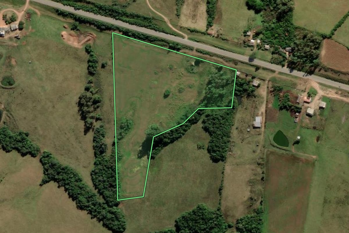 Imagem de satélite do imóvel rural em Cerrito (RS), com o contorno declarado no CAR desenhado por cima.