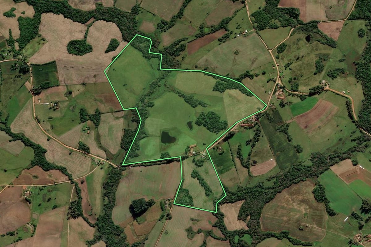 Imagem de satélite do imóvel rural em Cerrito (RS), com o contorno declarado no CAR desenhado por cima.