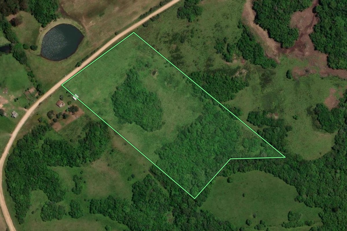 Imagem de satélite do imóvel rural em Cerrito (RS), com o contorno declarado no CAR desenhado por cima.
