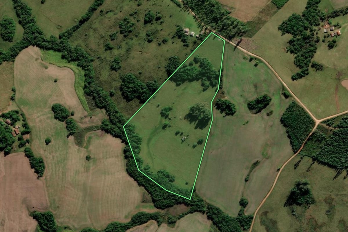 Imagem de satélite do imóvel rural em Cerrito (RS), com o contorno declarado no CAR desenhado por cima.