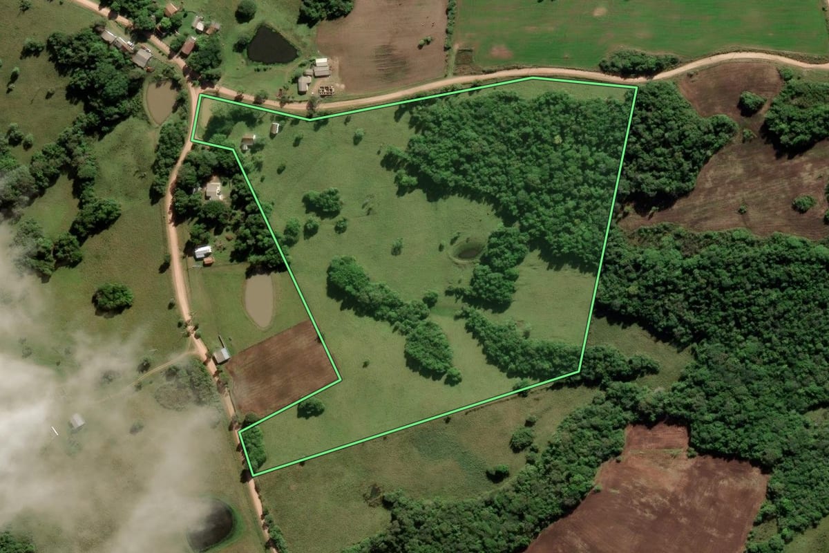 Imagem de satélite do imóvel rural em Cerrito (RS), com o contorno declarado no CAR desenhado por cima.