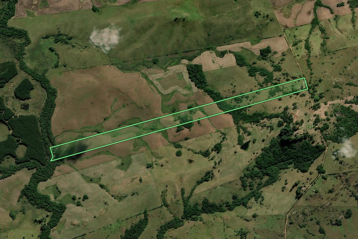 Imagem de satélite do imóvel rural em Cerrito (RS), com o contorno declarado no CAR desenhado por cima.