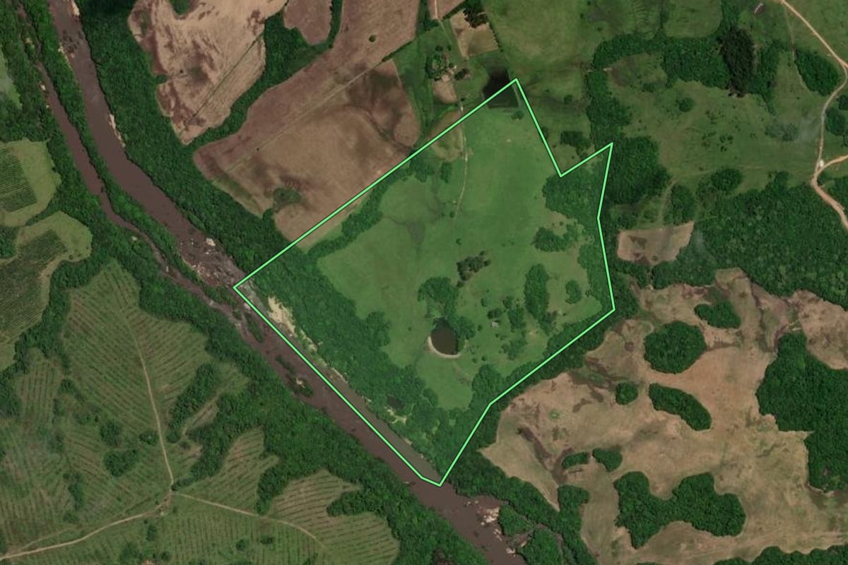 Imagem de satélite do imóvel rural em Cerrito (RS), com o contorno declarado no CAR desenhado por cima.