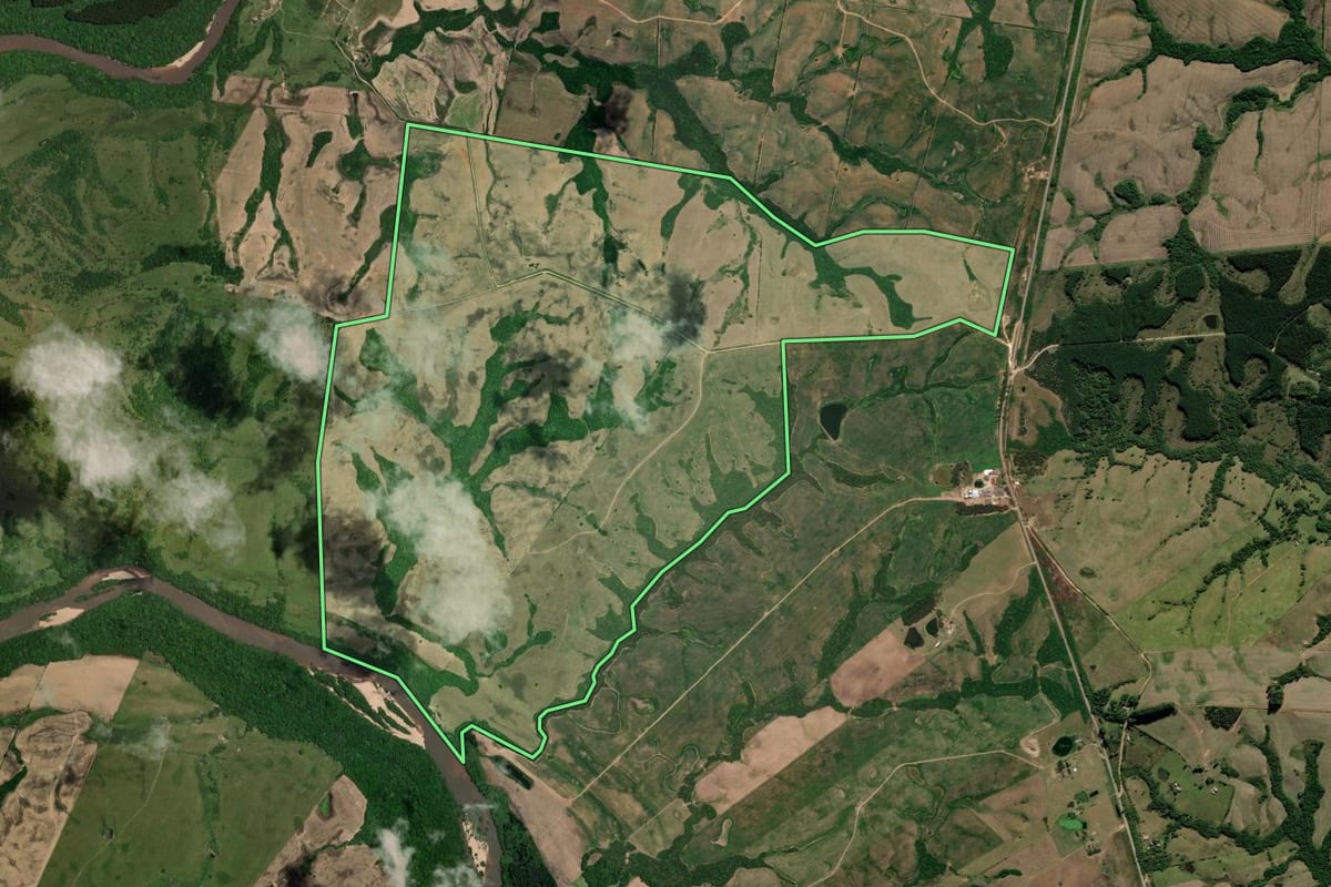Imagem de satélite do imóvel rural em Cerrito (RS), com o contorno declarado no CAR desenhado por cima.