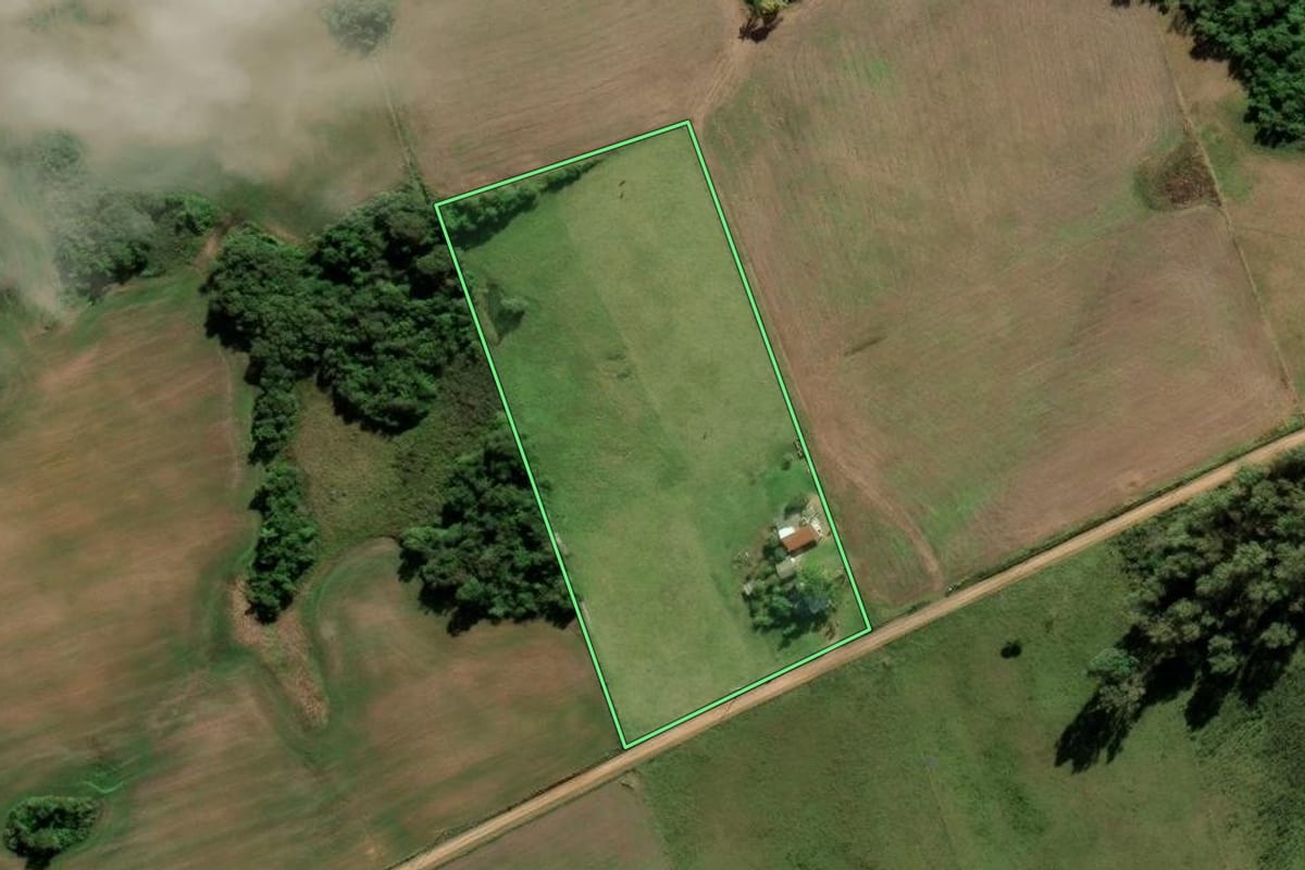Imagem de satélite do imóvel rural em Cerrito (RS), com o contorno declarado no CAR desenhado por cima.